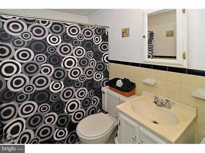 585 Pedley Road Philadelphia, PA 19128 - Photo 13 of 18 Bathroom