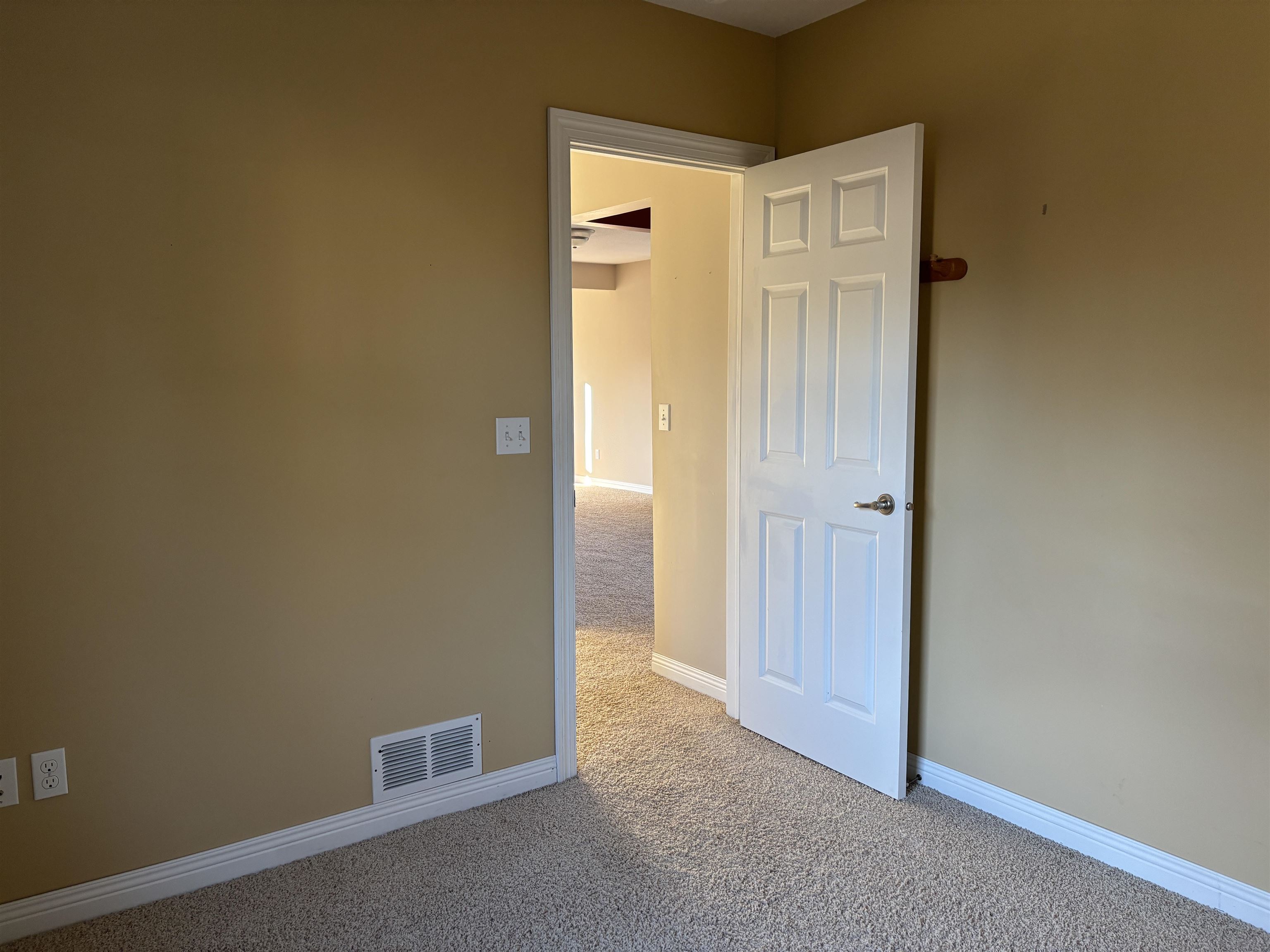 21 Oak Street Proctor, MN 55810 - Photo 18 of 26 Carpeted empty room with baseboards
