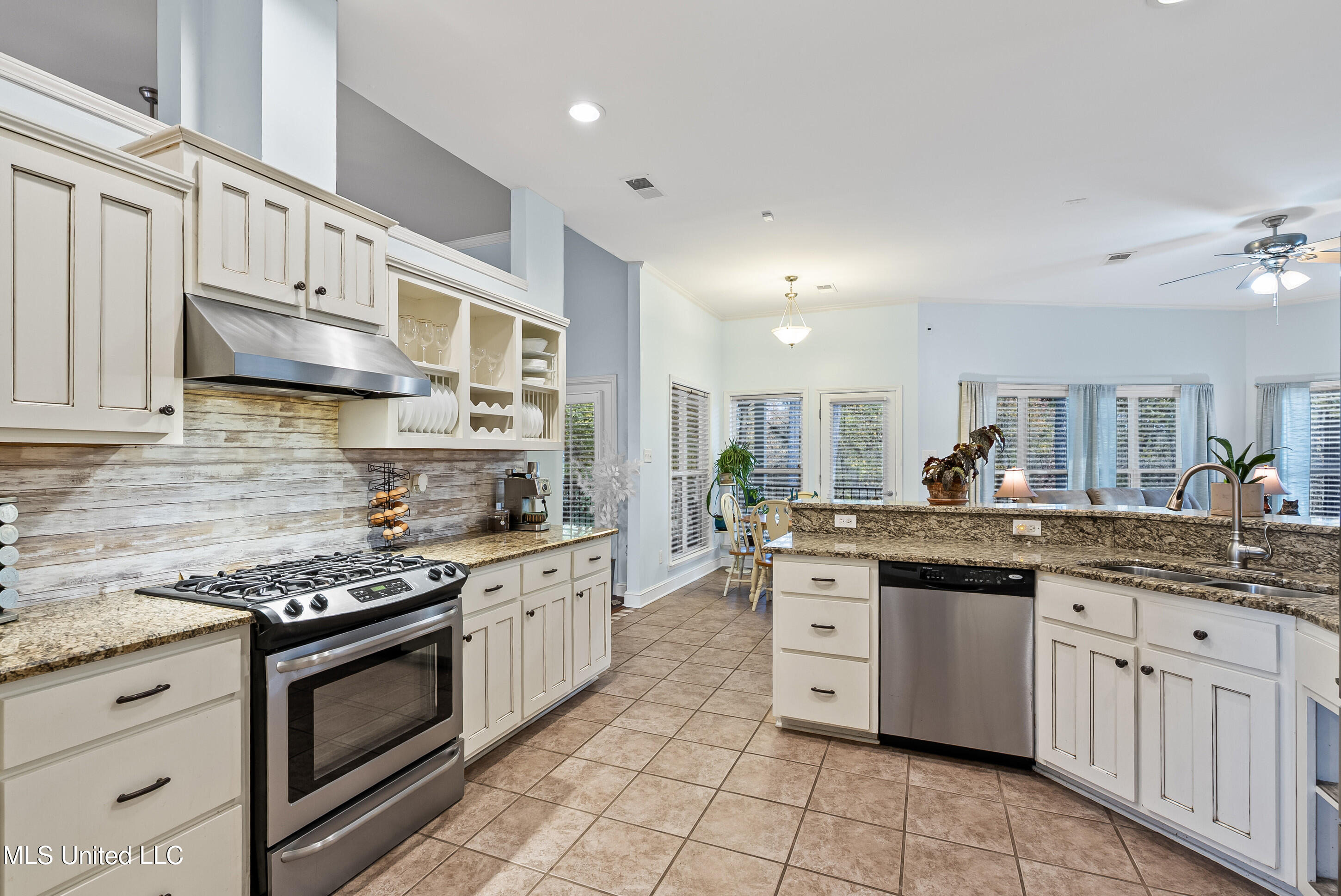 420 Buck Cove Hernando, MS 38632 - Photo 5 of 38 Kitchen