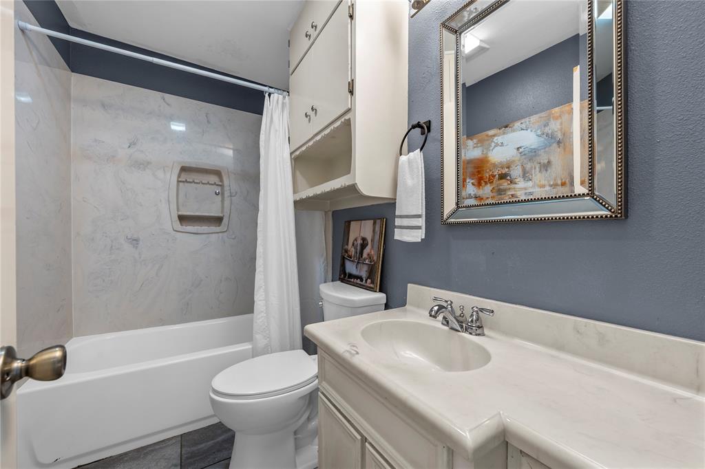 901 North Main Street West, TX 76691 - Photo 19 of 32 a bathroom with a sink a toilet and a bathtub