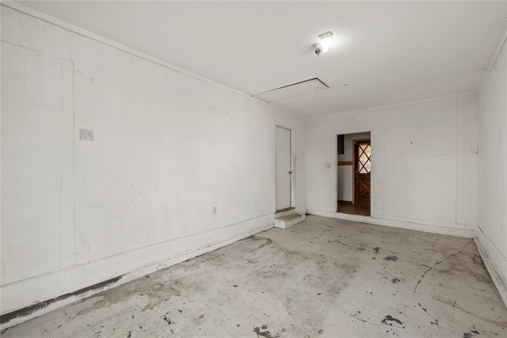 901 North Main Street West, TX 76691 - Photo 27 of 32 an empty room with window
