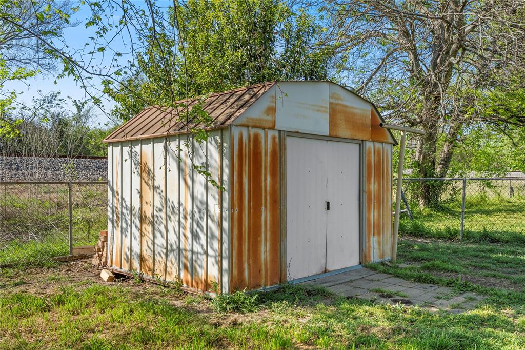 901 North Main Street West, TX 76691 - Photo 28 of 32 a backyard of a house with lots of green space