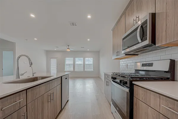 $2,395 | 1643 Solana Drive, Fresno, TX 77545