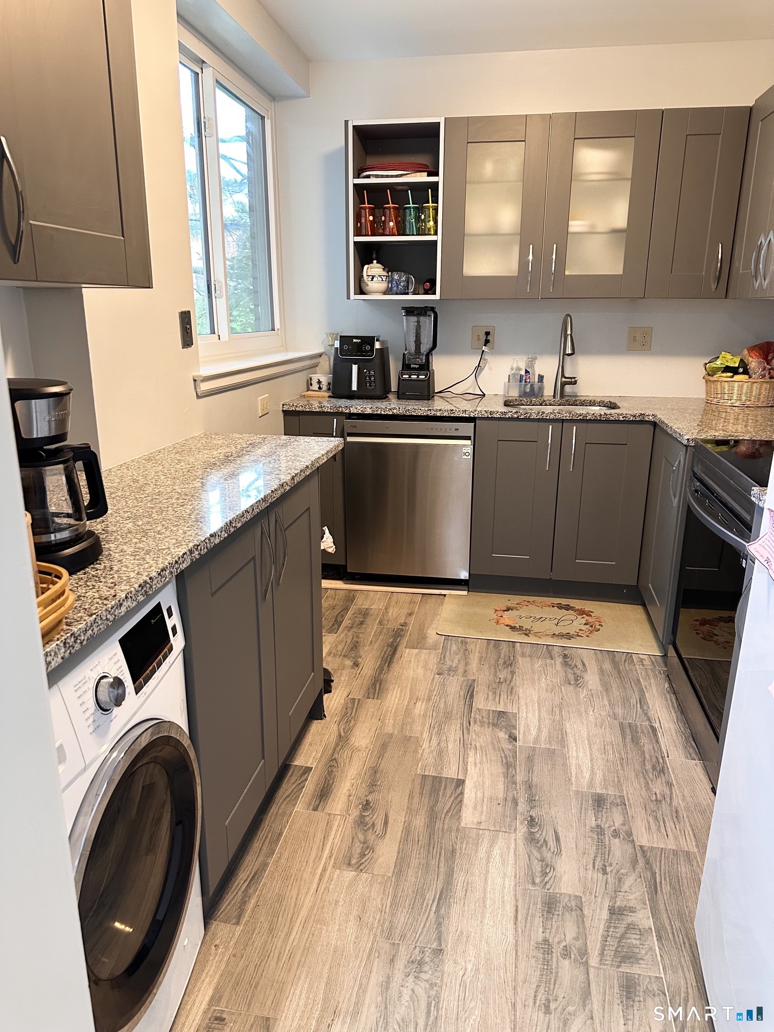5 Bishop Road, Unit 101 West Hartford, CT 06119 - Photo 4 of 18 Remodeled.