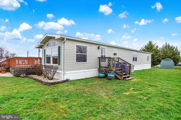 a view of a house with backyard