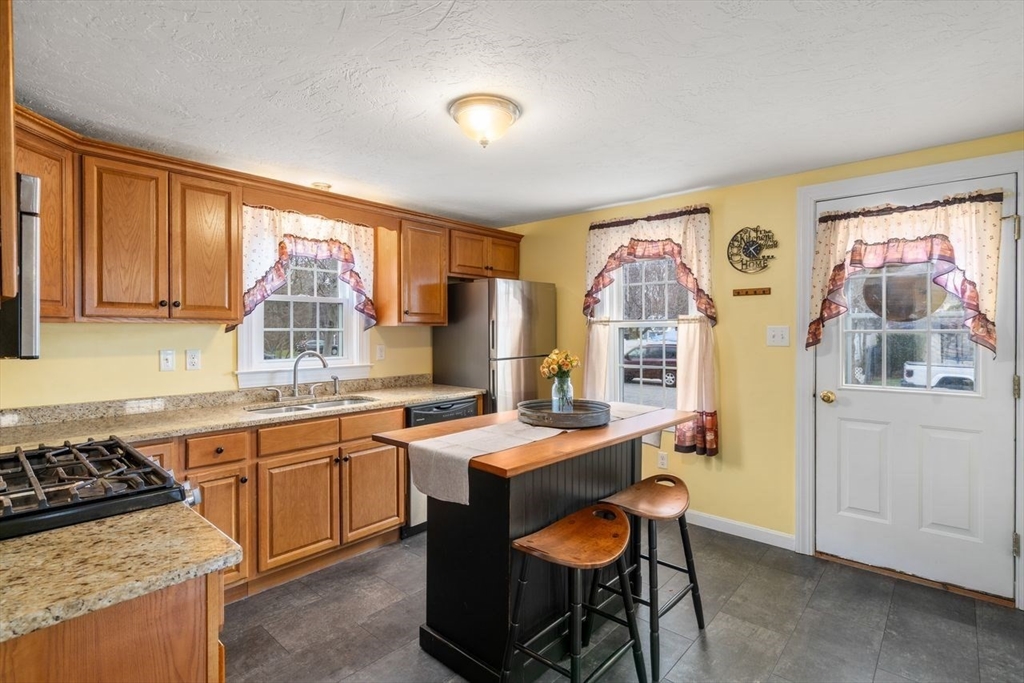 2 Pond Street Uxbridge, MA 01569 - Photo 5 of 25