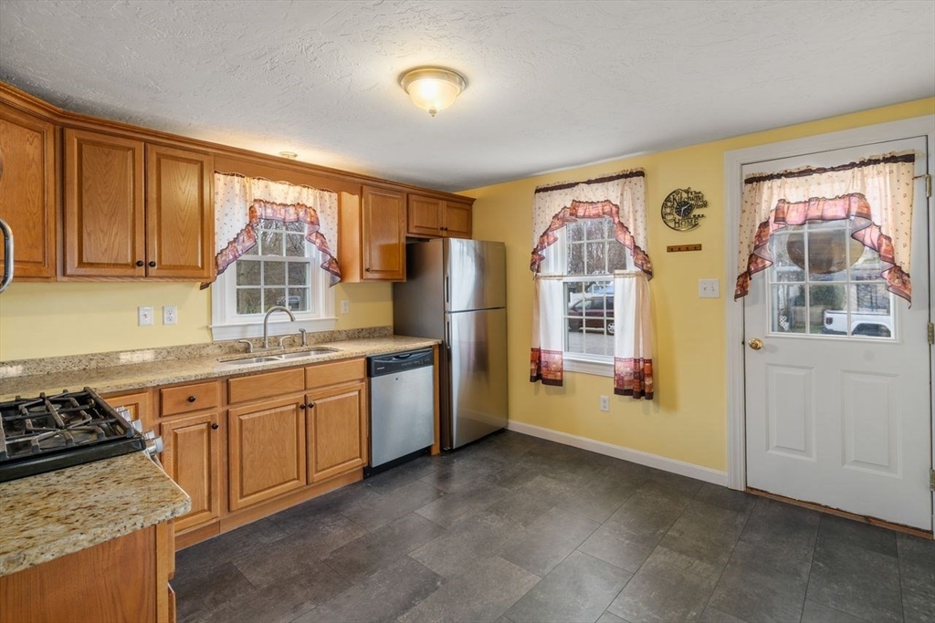 2 Pond Street Uxbridge, MA 01569 - Photo 6 of 25