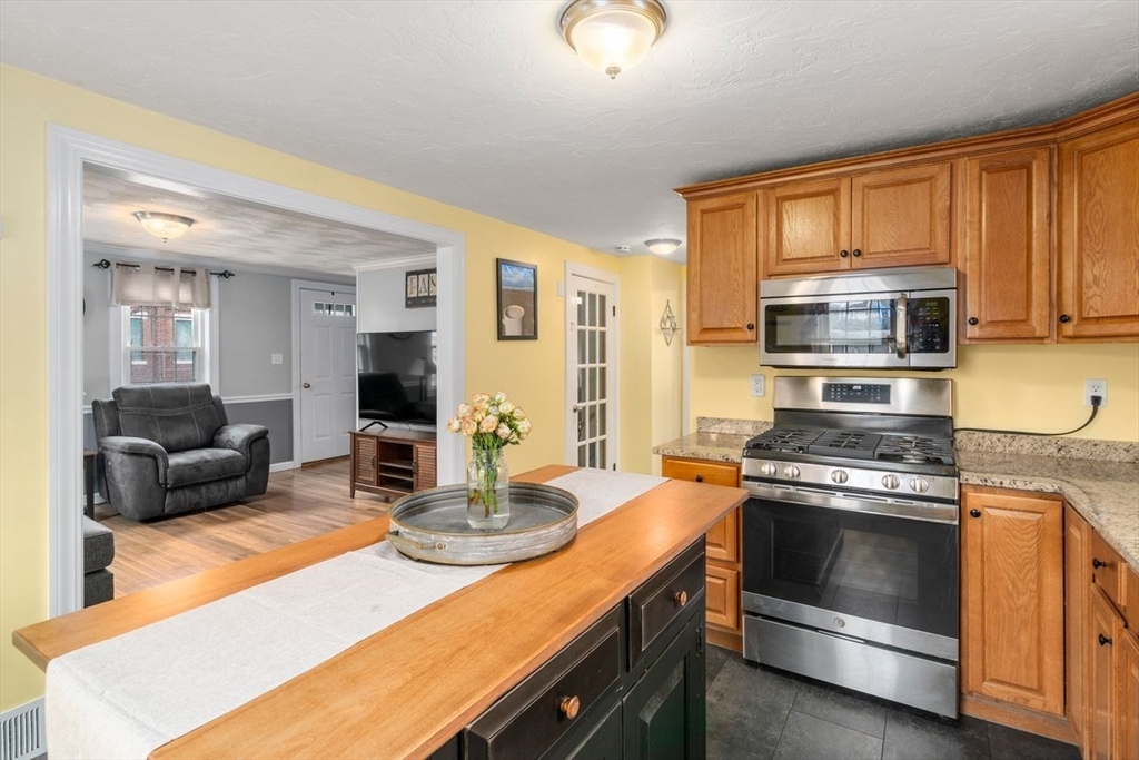 2 Pond Street Uxbridge, MA 01569 - Photo 7 of 25