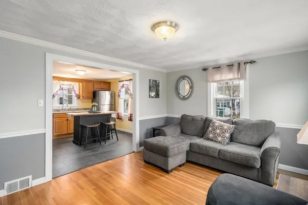 $479,900 | 2 Pond Street, Uxbridge, MA 01569