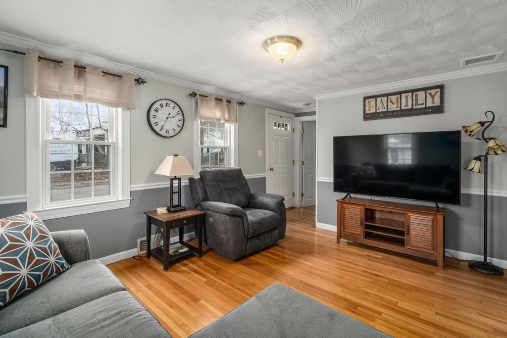 2 Pond Street Uxbridge, MA 01569 - Photo 10 of 25