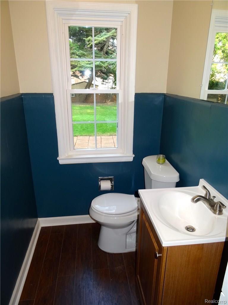 19800 Canterbury Road Detroit, MI 48221 - Photo 17 of 51 Half Bath.jpg