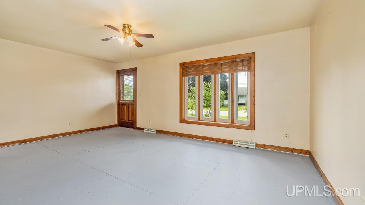 830 Mullen Street Quinnesec, MI 49876 - Photo 3 of 27