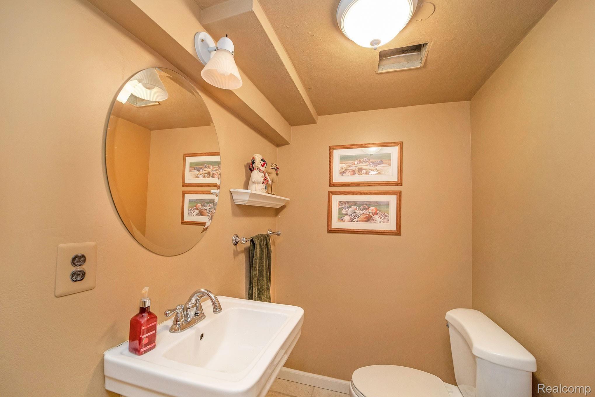 2252 Devonshire Road Bloomfield Hills, MI 48302 - Photo 29 of 40 017A1533-.jpg