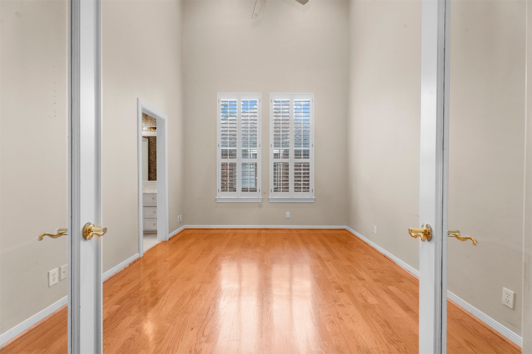 14210 Reissen Lane Houston, TX 77069 - Photo 16 of 34 Large room upstairs with high ceilings and separate full bathroom. The 3rd floor overlooks this room.