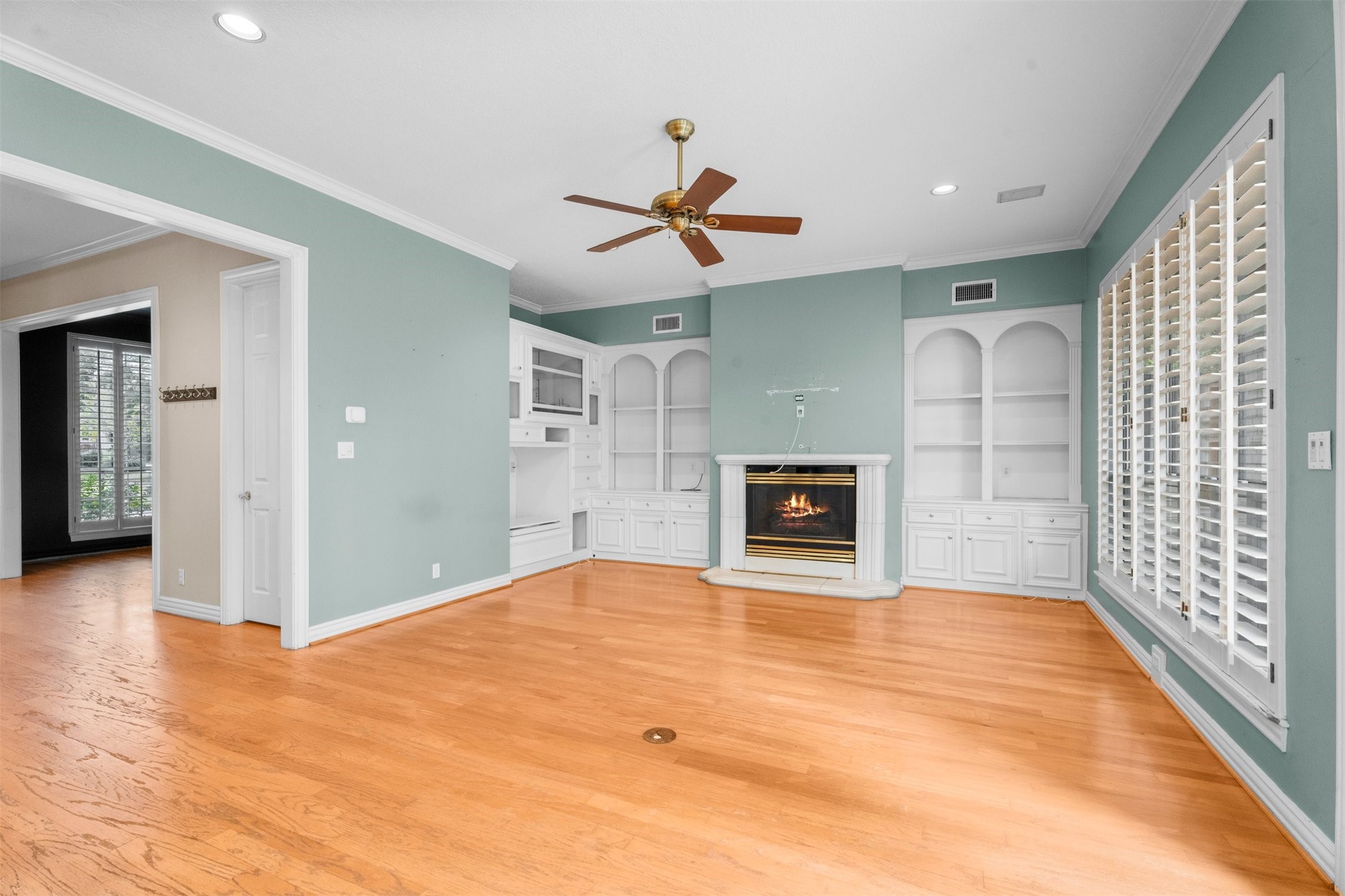 14210 Reissen Lane Houston, TX 77069 - Photo 8 of 34 Large family room with built-ins.