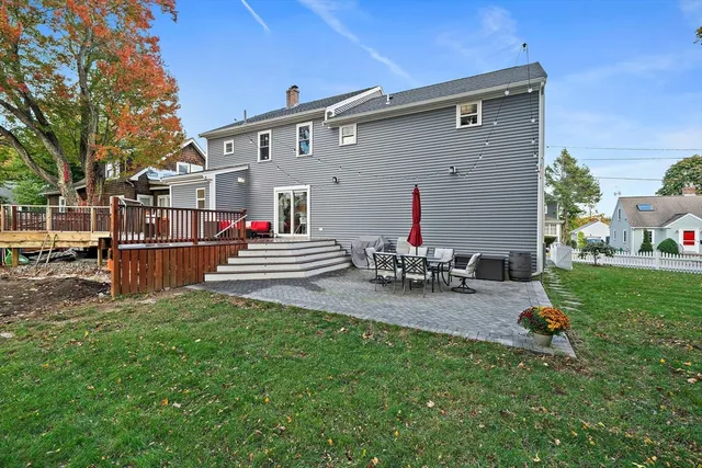 a view of a house with backyard