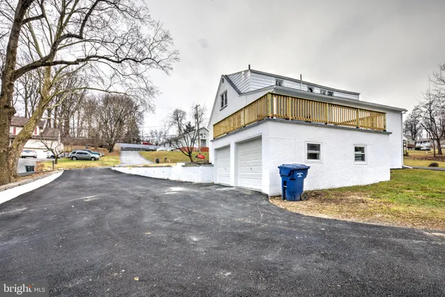 a view of back yard of the house