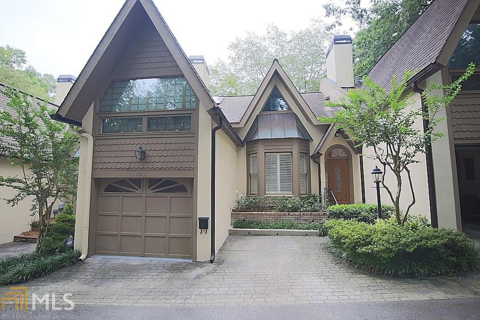 Fee Simple Townhouse in Chelsea Place