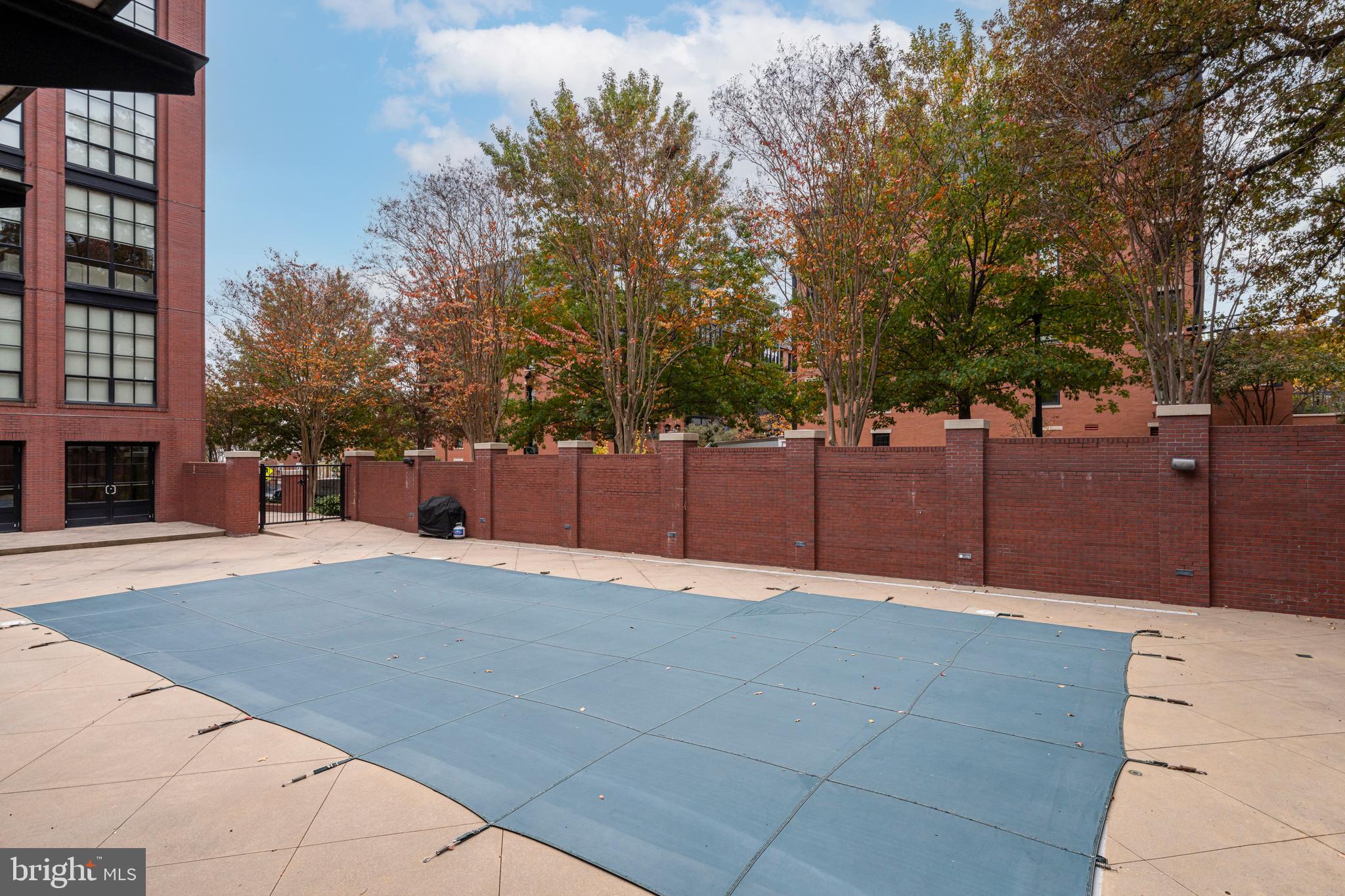 1600 Clarendon Boulevard, Unit W108 Arlington, VA 22209 - Photo 29 of 50 a backyard of a house