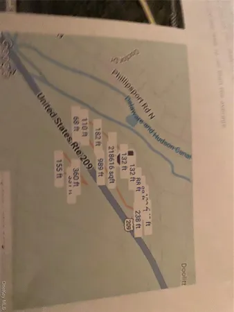 a view of entryway and kitchen