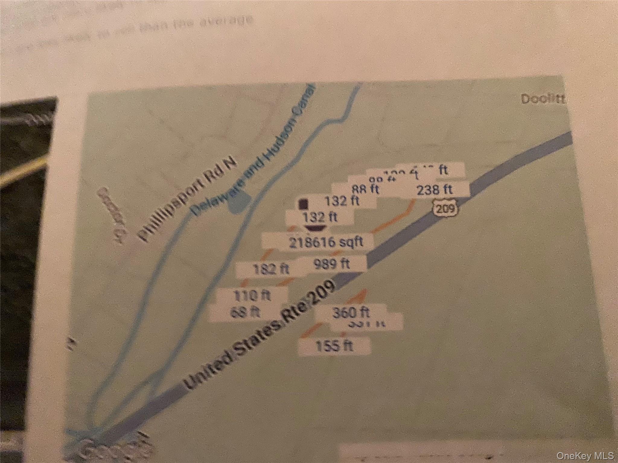 a view of entryway and kitchen