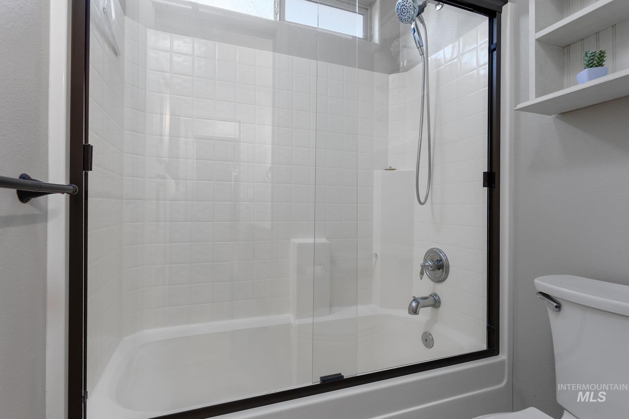 2217 East Satterfield Street Meridian, ID 83646 - Photo 23 of 33 Full bathroom with bath / shower combo with glass door and toilet