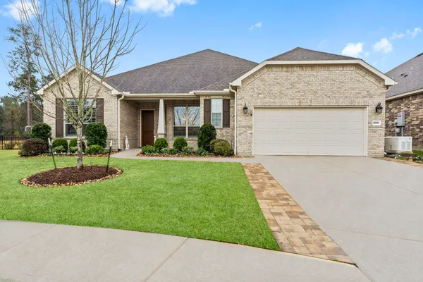 $715,000 | 205 Friesian Lane, The Woodlands, TX 77382