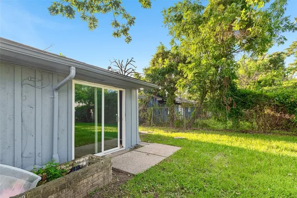 $1,800 | 10502 Royal Oaks Drive, Houston, TX 77016