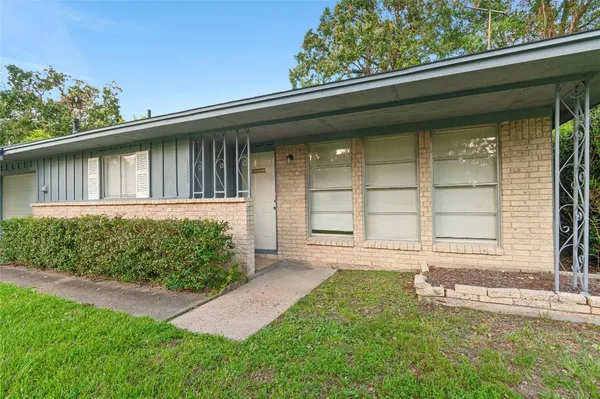 $1,800 | 10502 Royal Oaks Drive, Houston, TX 77016