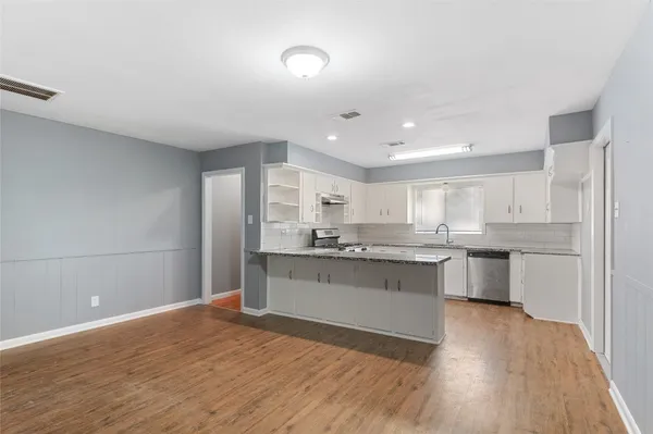 $1,800 | 10502 Royal Oaks Drive, Houston, TX 77016