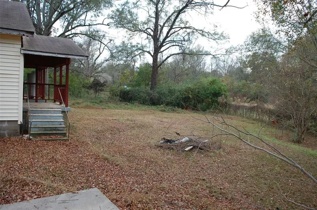 a view of a backyard