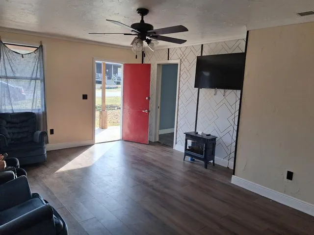 a view of a livingroom with furniture and a ceiling fan
