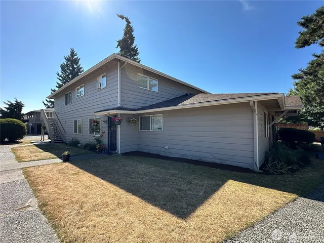 a view of a house with a yard