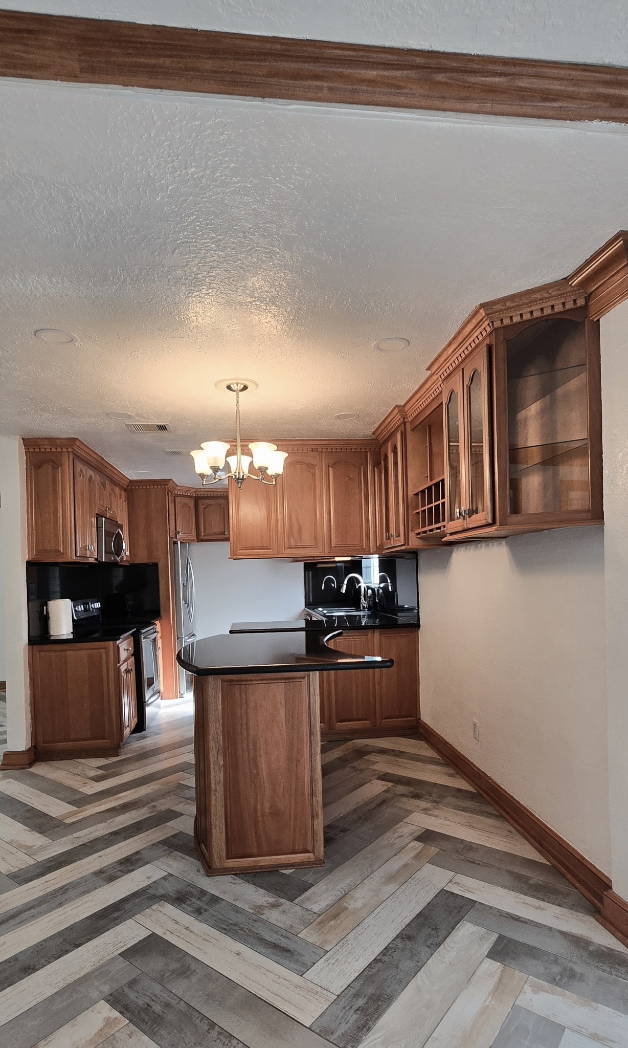 14830 Croxton Drive Houston, TX 77015 - Photo 8 of 38 Kitchen and dry bar area