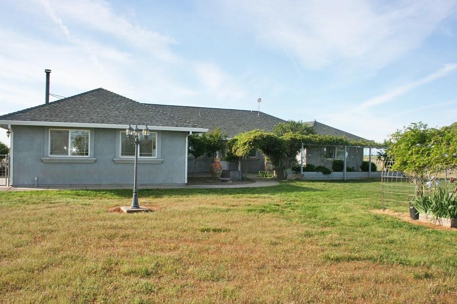 21215 Gyle Road Corning, CA 96021 - Photo 4 of 75 a backyard of a house