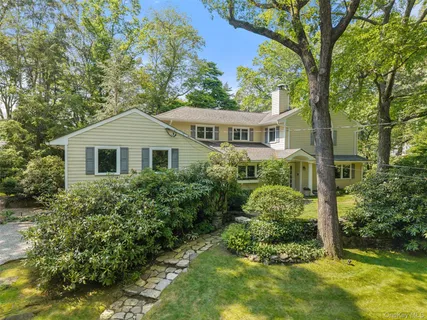 $2,495,000 | 110 Round Hill Road, Scarsdale, NY 10583