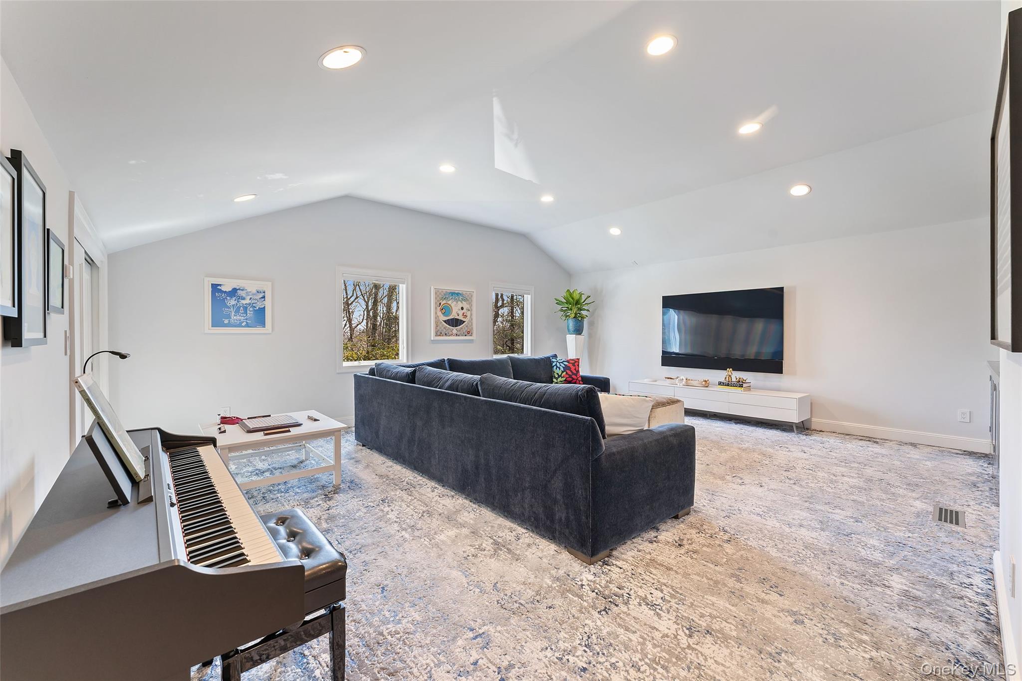 110 Round Hill Road Scarsdale, NY 10583 - Photo 19 of 48 Family room off kitchen