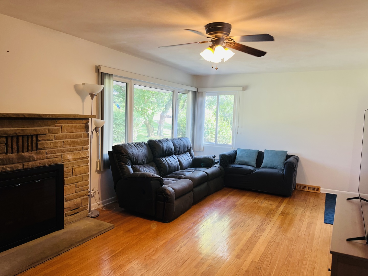 1906 North Green Bay Road Zion, IL 60099 - Photo 10 of 39 Gallery Image 10