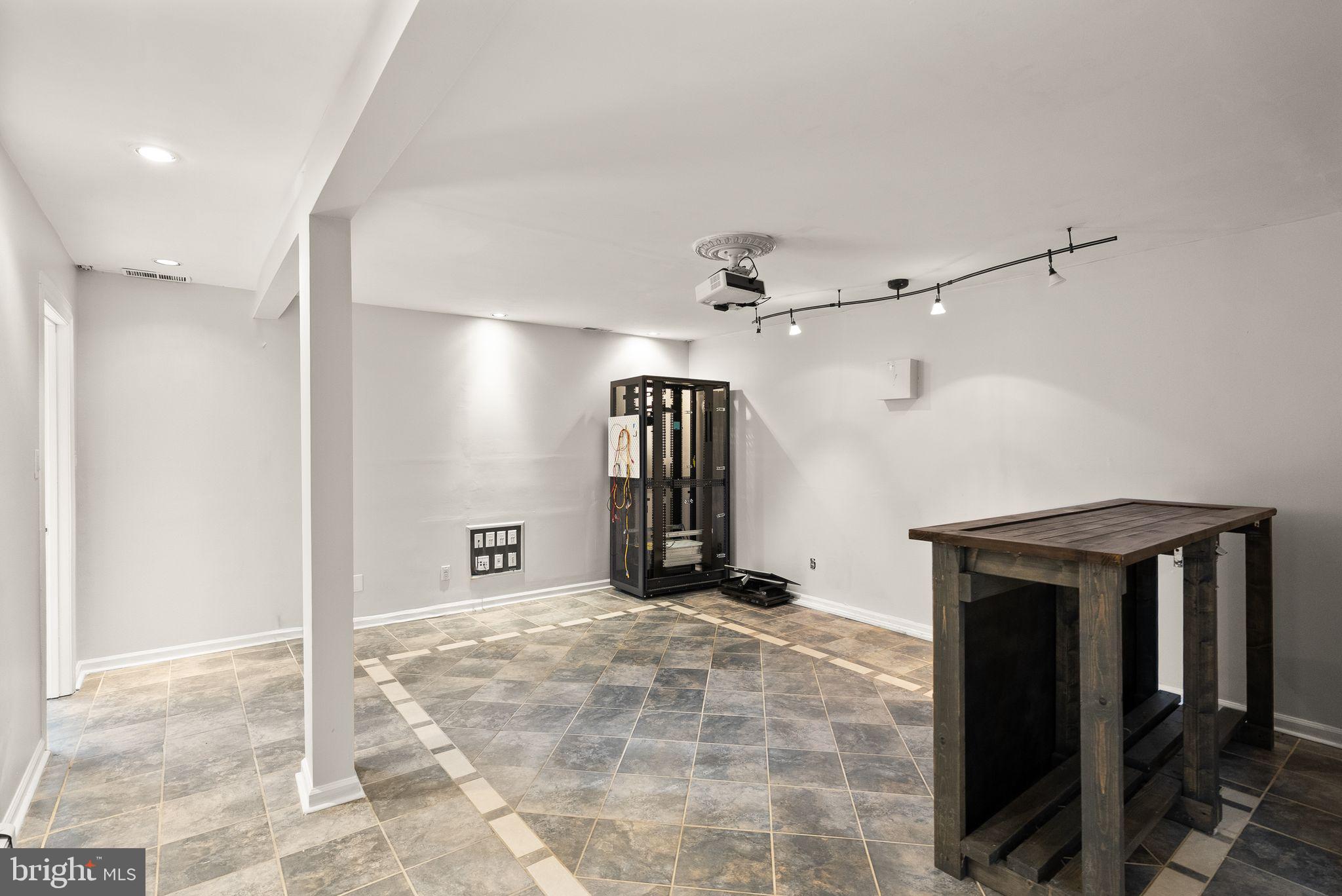 6738 Kelly Road Warrenton, VA 20187 - Photo 24 of 55 Living Room