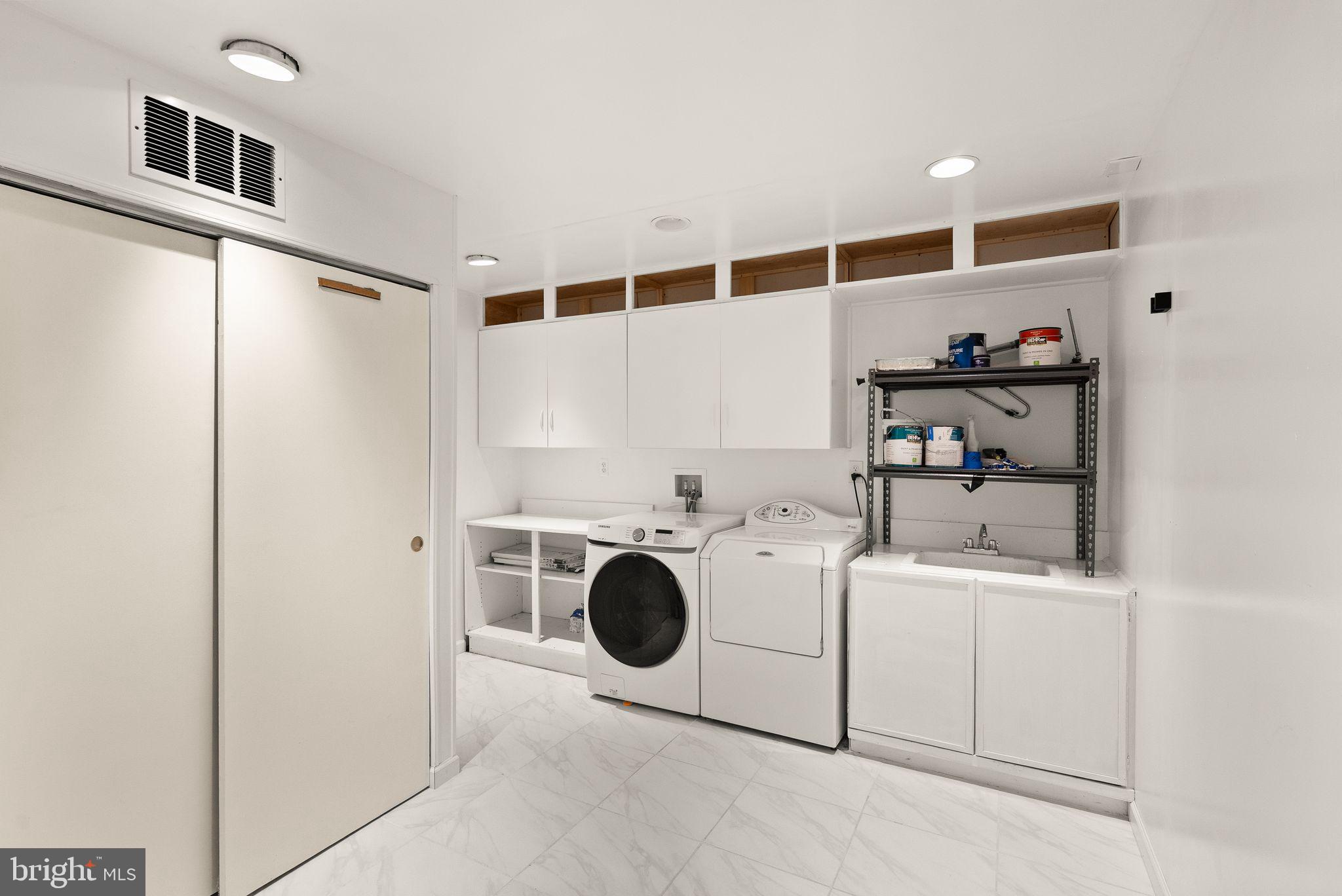 6738 Kelly Road Warrenton, VA 20187 - Photo 31 of 55 a utility room with dryer and washer