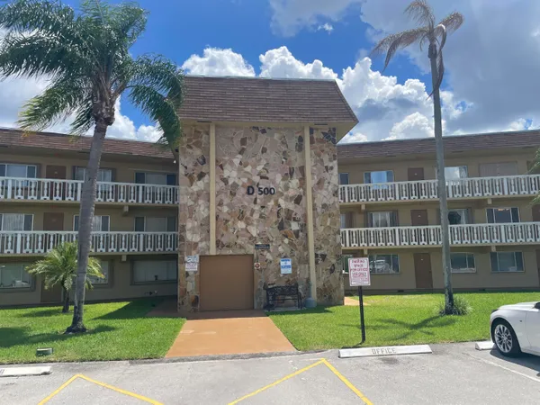 $1,400 | 500 Village Green Circle West, Unit 212, Palm Springs, FL 33461