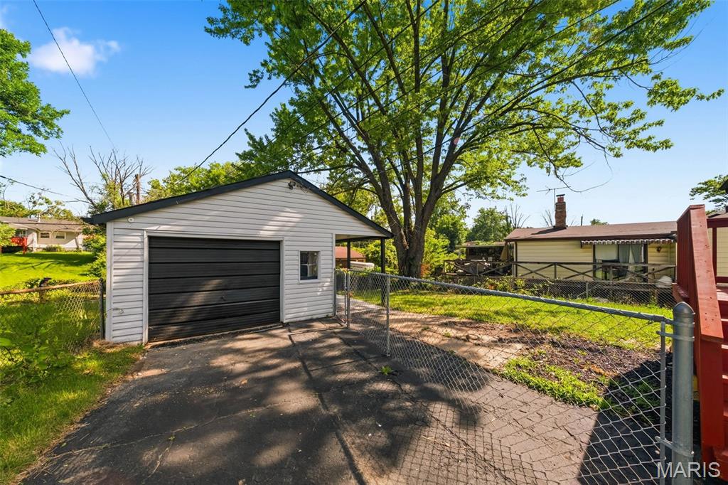 321 Caithness Road St. Louis, MO 63137 - Photo 3 of 24 Gallery Image 3