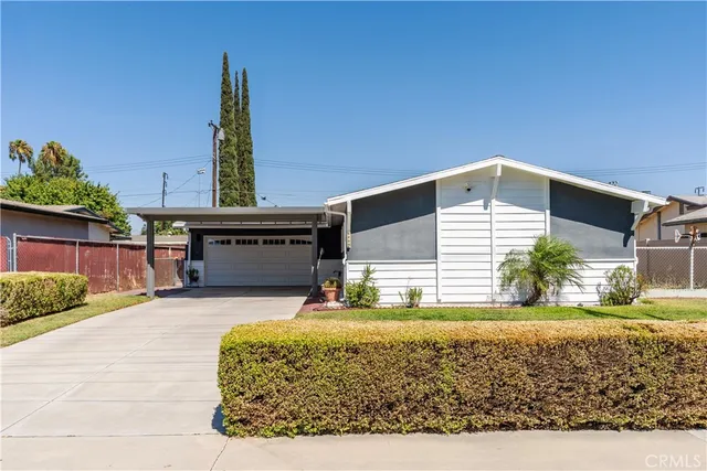 a view of entryway of the house