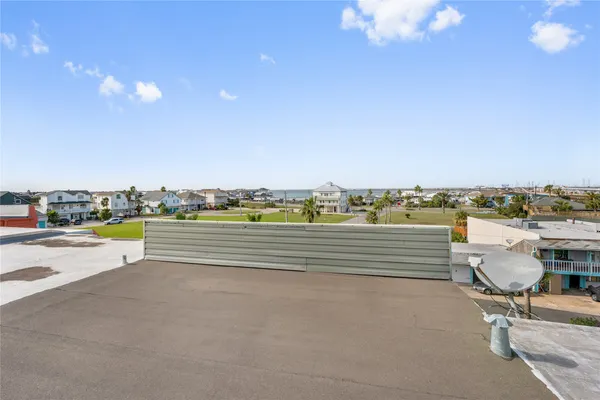 $3,000 | 5 Tiki Circle, Tiki Island, TX 77554