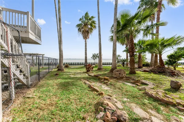 $3,000 | 5 Tiki Circle, Tiki Island, TX 77554