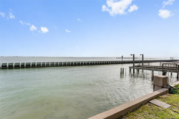 $3,000 | 5 Tiki Circle, Tiki Island, TX 77554