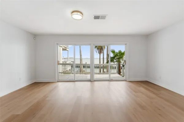 $3,000 | 5 Tiki Circle, Tiki Island, TX 77554