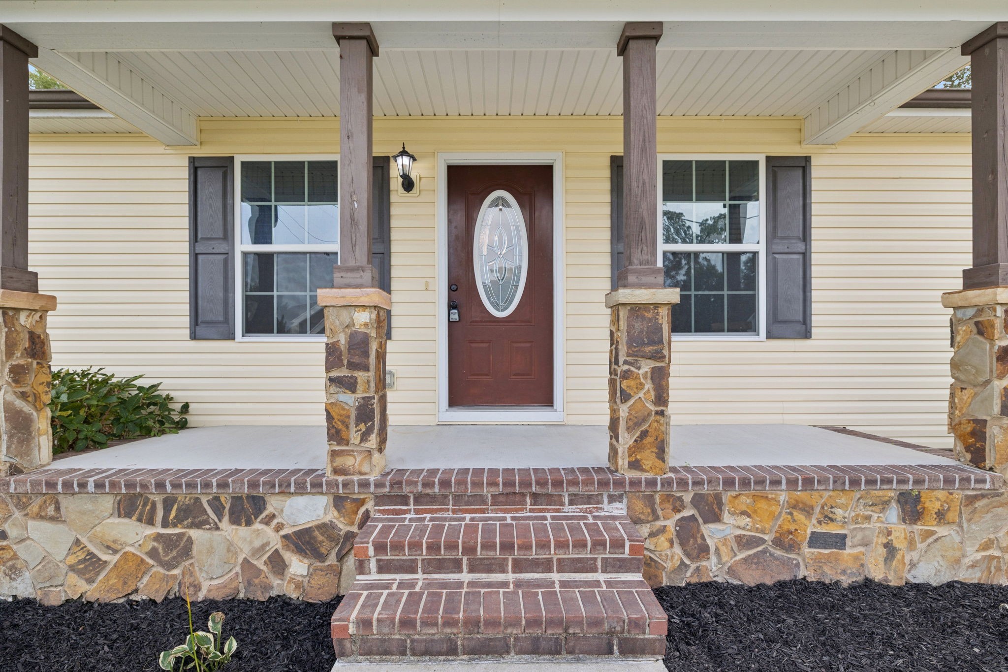 538 Indian Springs Circle Manchester, TN 37355 - Photo 5 of 59 a front view of a house with large window and plants