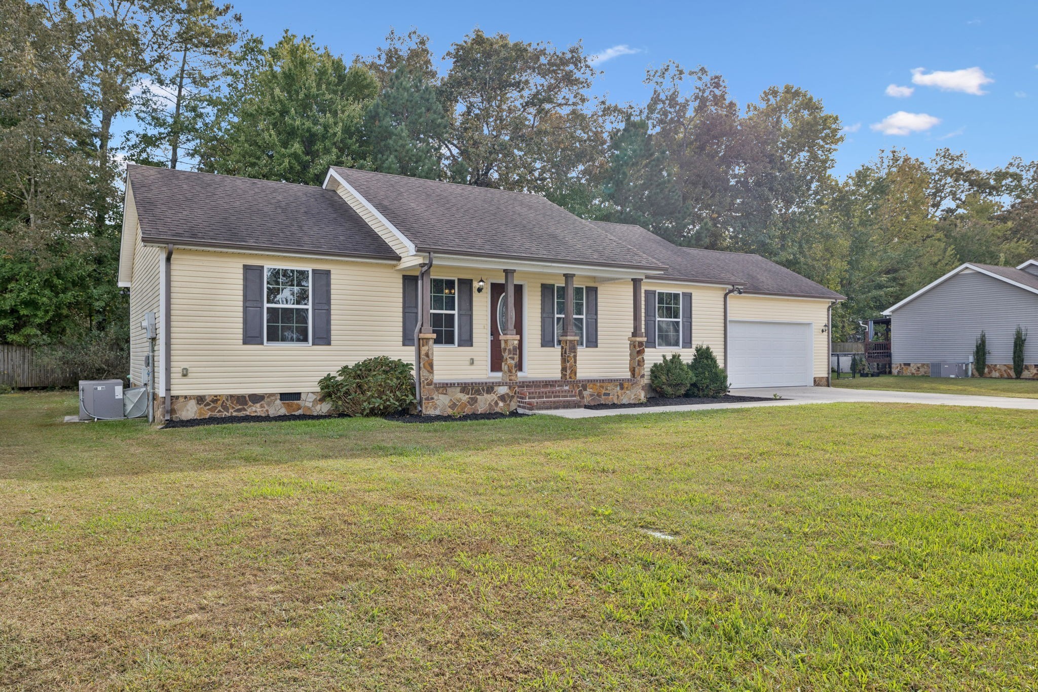 538 Indian Springs Circle Manchester, TN 37355 - Photo 52 of 59 a front view of a house with garden