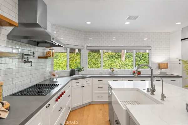 a large kitchen with kitchen island a large island in it